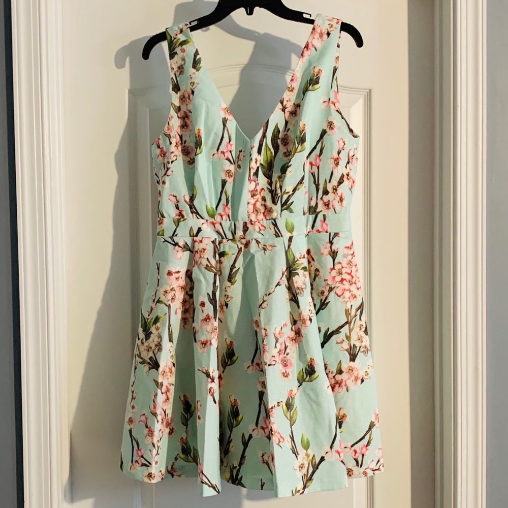 NEW En Creme New Low Back VNeck Line Dress Large